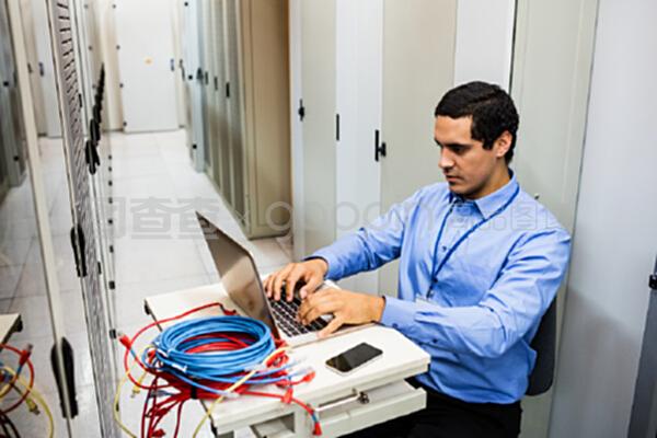 技术员如何高效执行笔记本电脑上的计算机网络系统工程服务